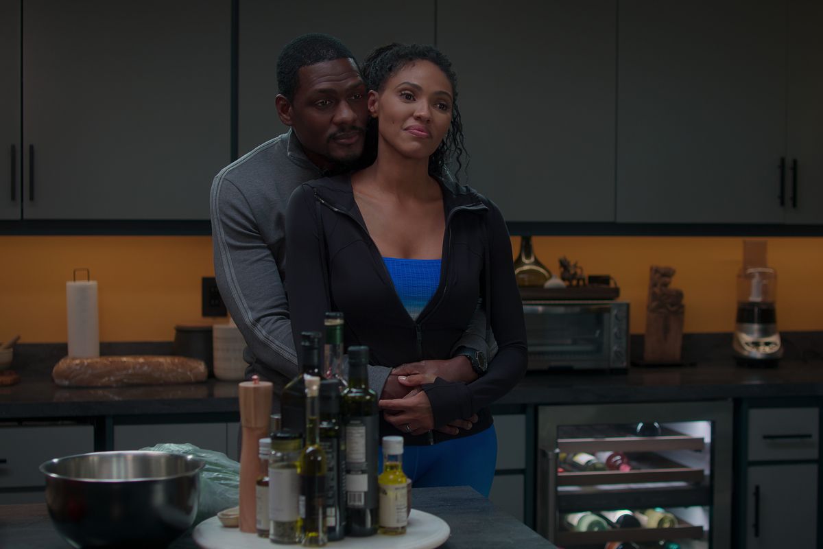 I genitori di Burns si abbracciano in cucina