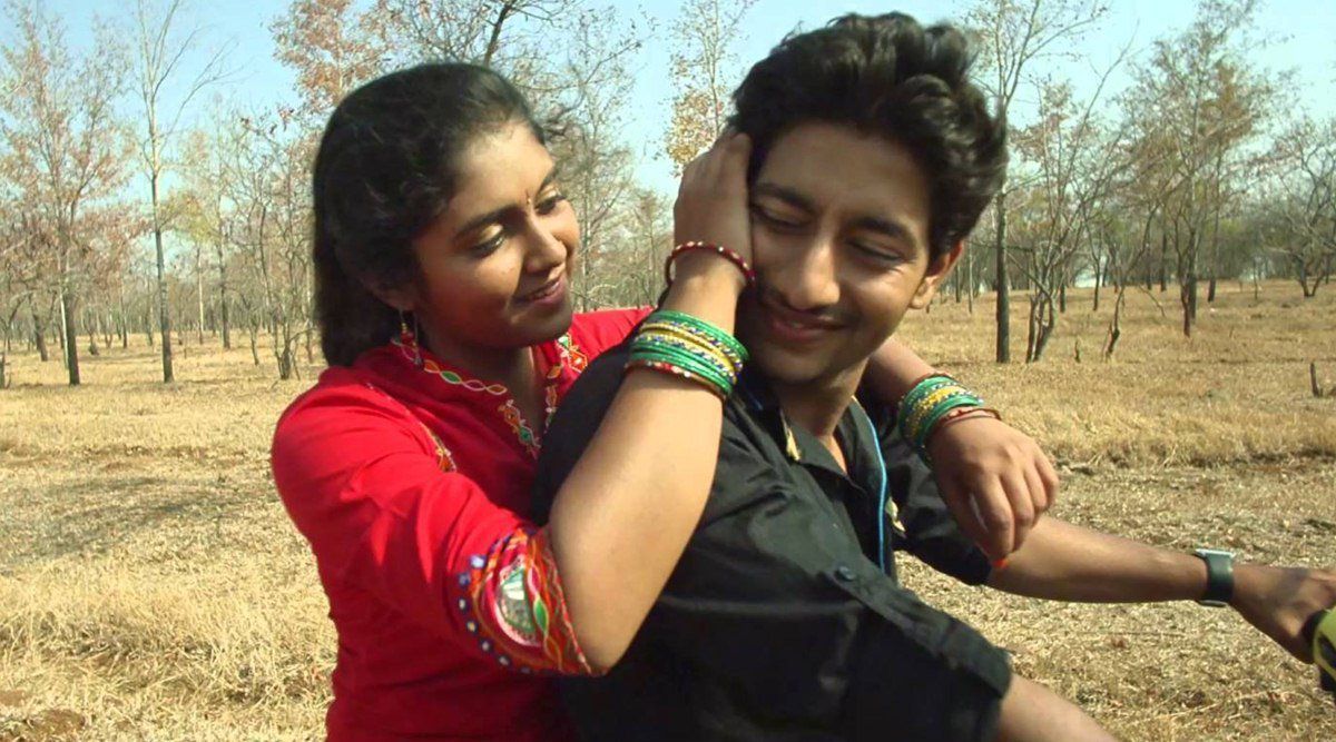 La coppia romantica di Sairat viaggia insieme in bicicletta.