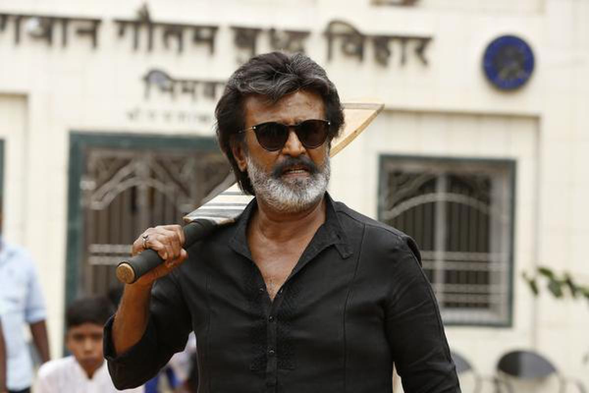 Rajinikanth tiene una mazza da cricket a Kaala.