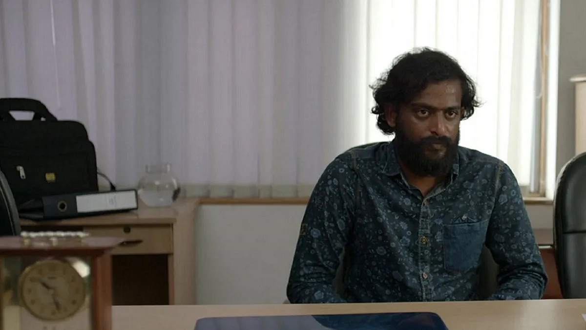 Il padre siede in una stanza in To Let.