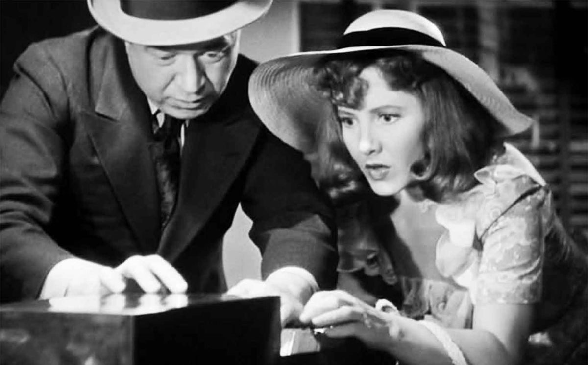 Un uomo e una donna con i cappelli guardano le schede in una scatola.