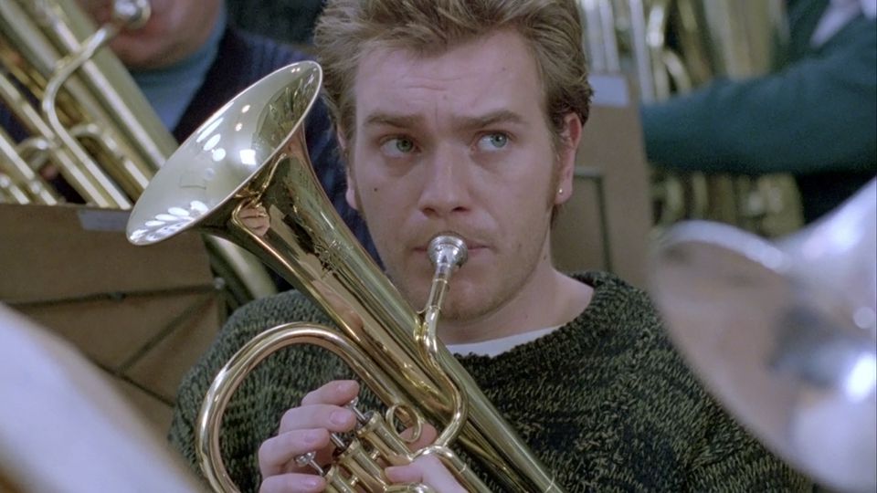 Ewan McGregor in Brassed Off, suonando il suo strumento d'ottone.