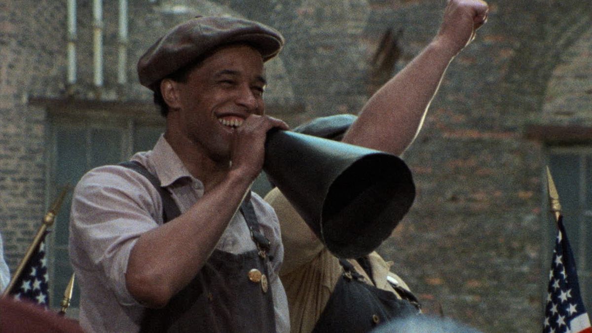 Frank Custer (Damien Leake) parla attraverso un megafono portatile in The Killing Floor.