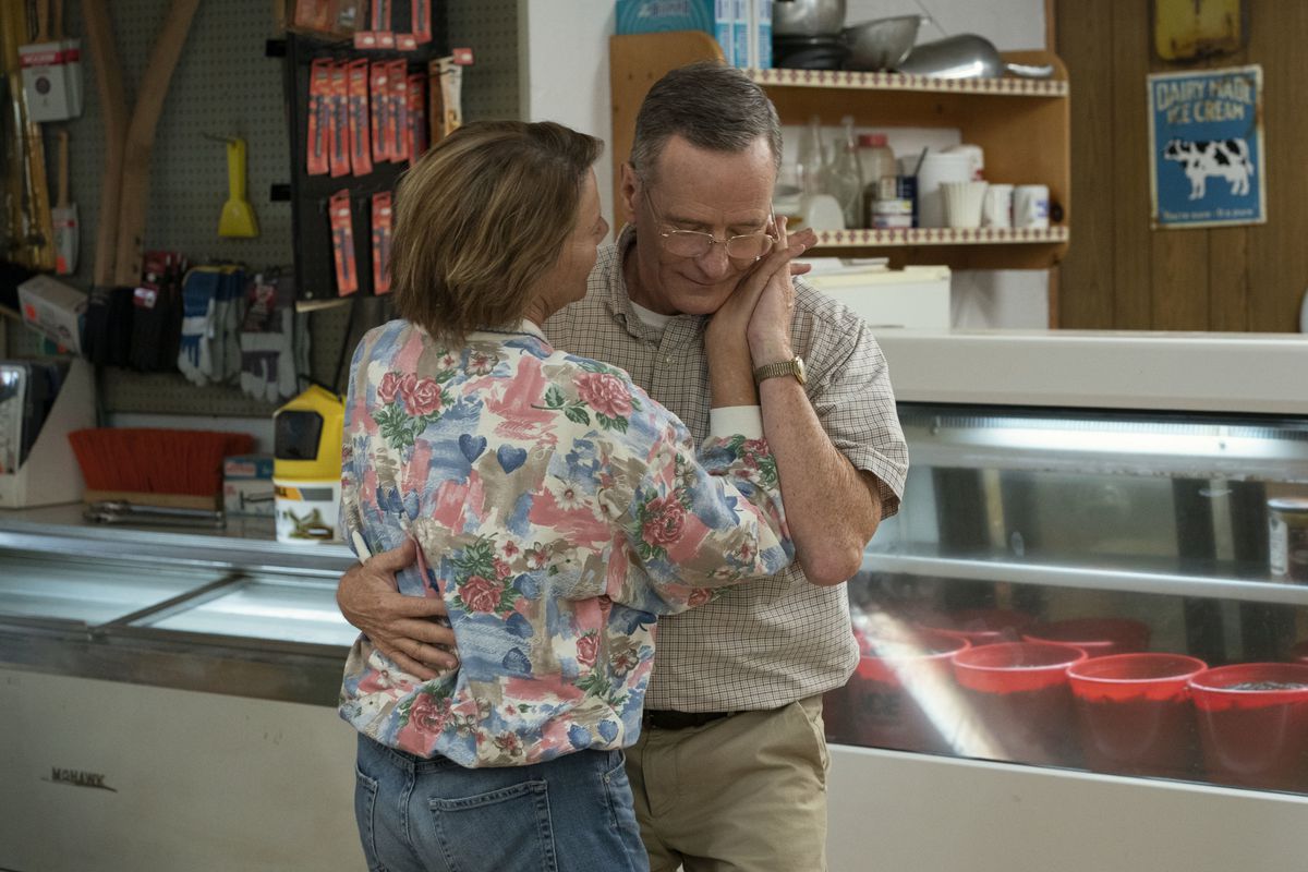 Annette Bening nei panni di Marge Selbee accarezza Bryan Cranston nei panni di Jerry Selbee in Jerry e Marge Go Large