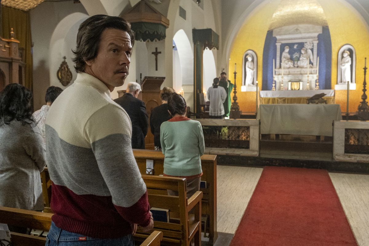Stuart Long (Mark Wahlberg) in PADRE STU della Columbia Pictures.