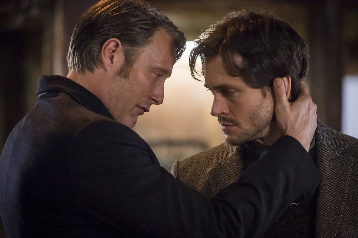 Mads Mikkelsen nel ruolo di Hannibal Lecter e Hugh Dancy nel ruolo di Will Graham in Hannibal.