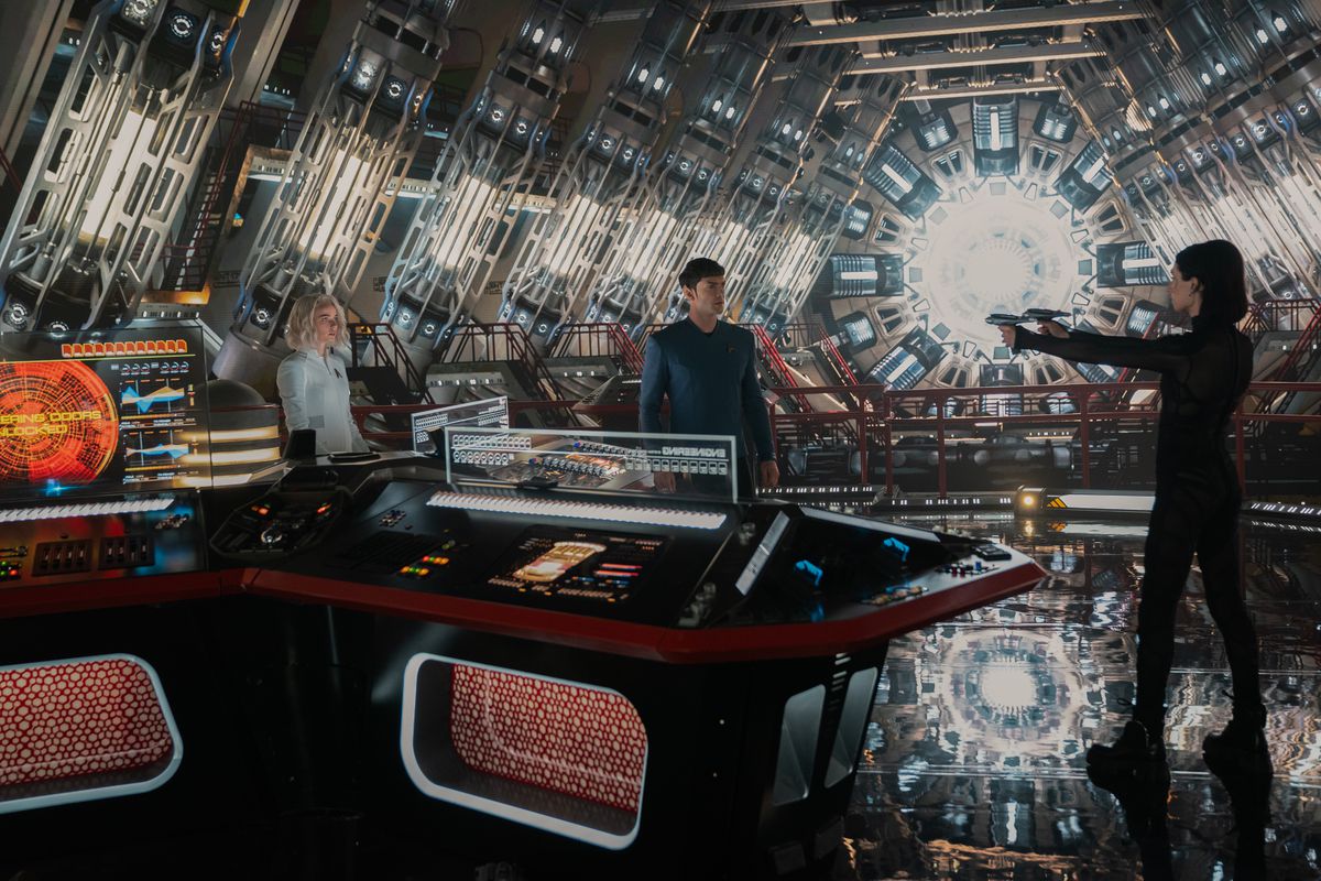 Angel punta le sue pistole contro Spock e la Chapel