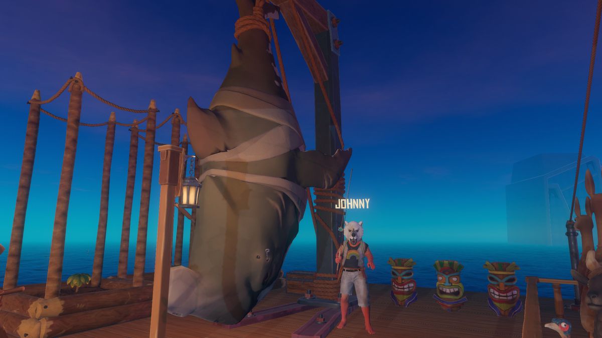 Un personaggio Raft con una testa di orso polare si trova accanto al Trofeo dello squalo rinoceronte, appeso alla barca.