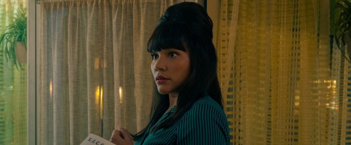 Ad Allison viene offerto un opuscolo