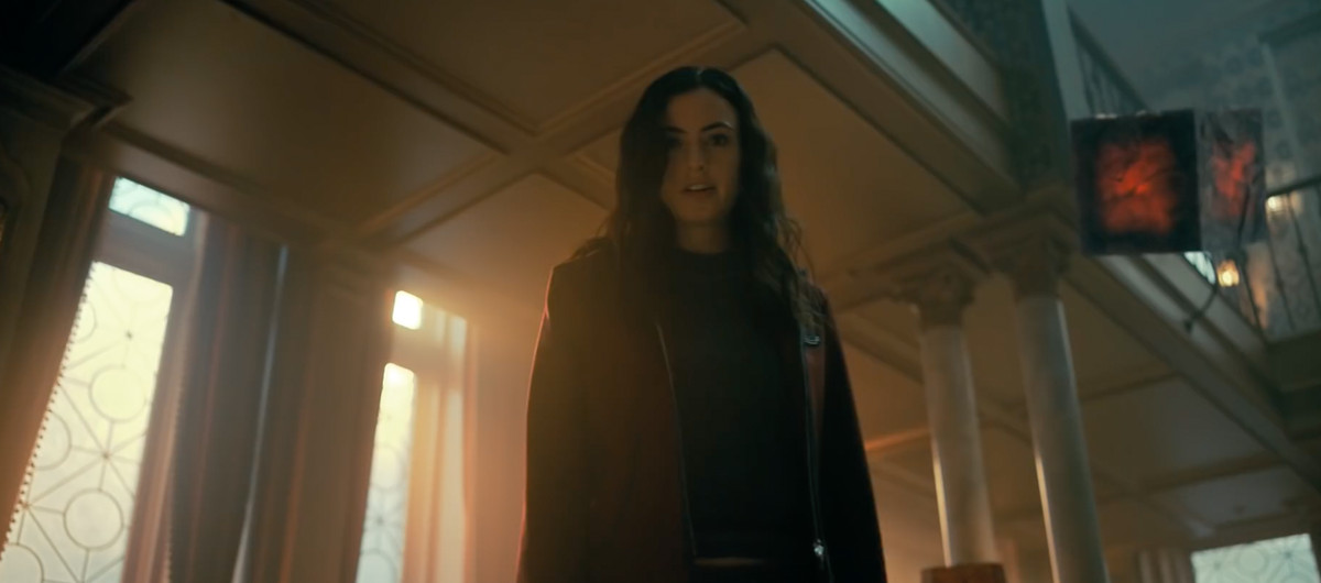 Sloane guardando in basso