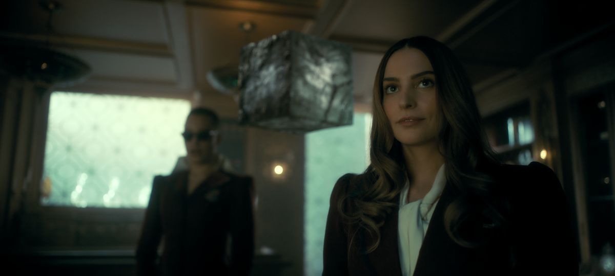 Sloane in piedi con Christopher e Fei