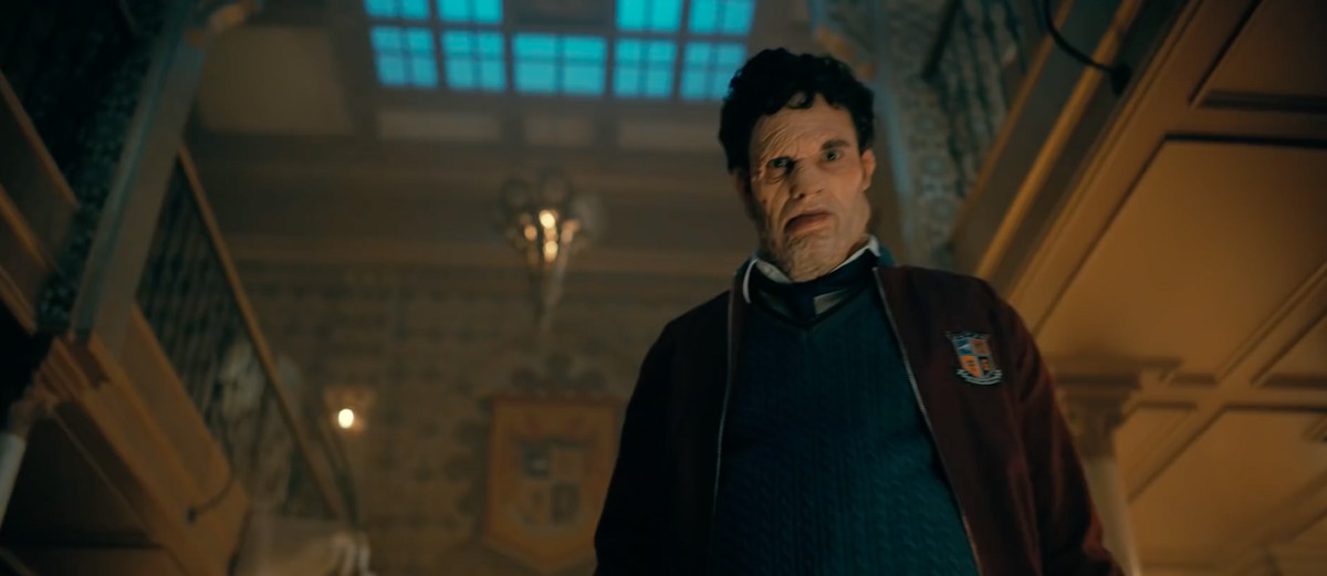 Alfonso che guarda in basso