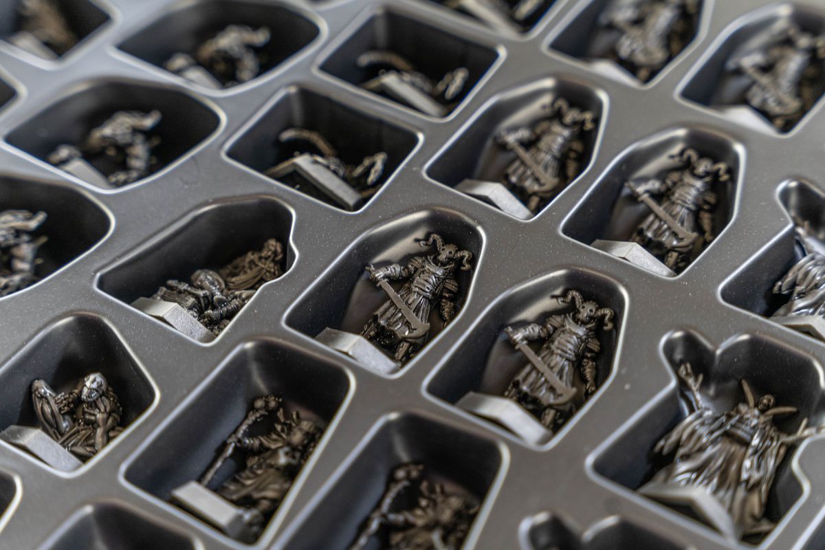 Un lotto di miniature ombreggiate in una confezione di plastica.