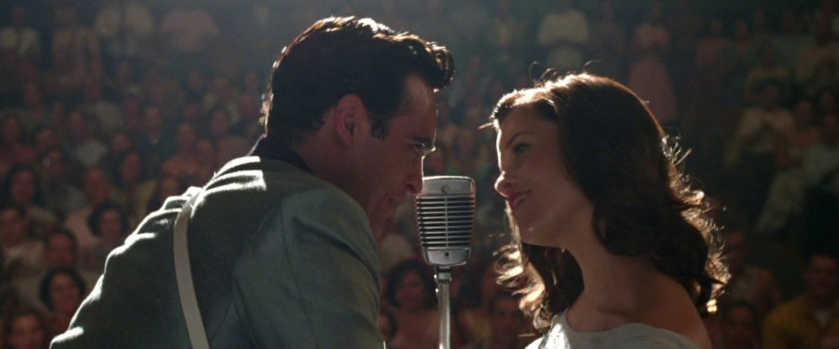 Joaquin Phoenix e Reese Witherspoon si incrociano e cantano in Walk the Line.