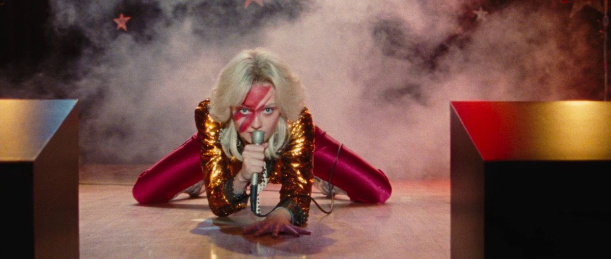 Dakota Fanning canta in The Runaways.