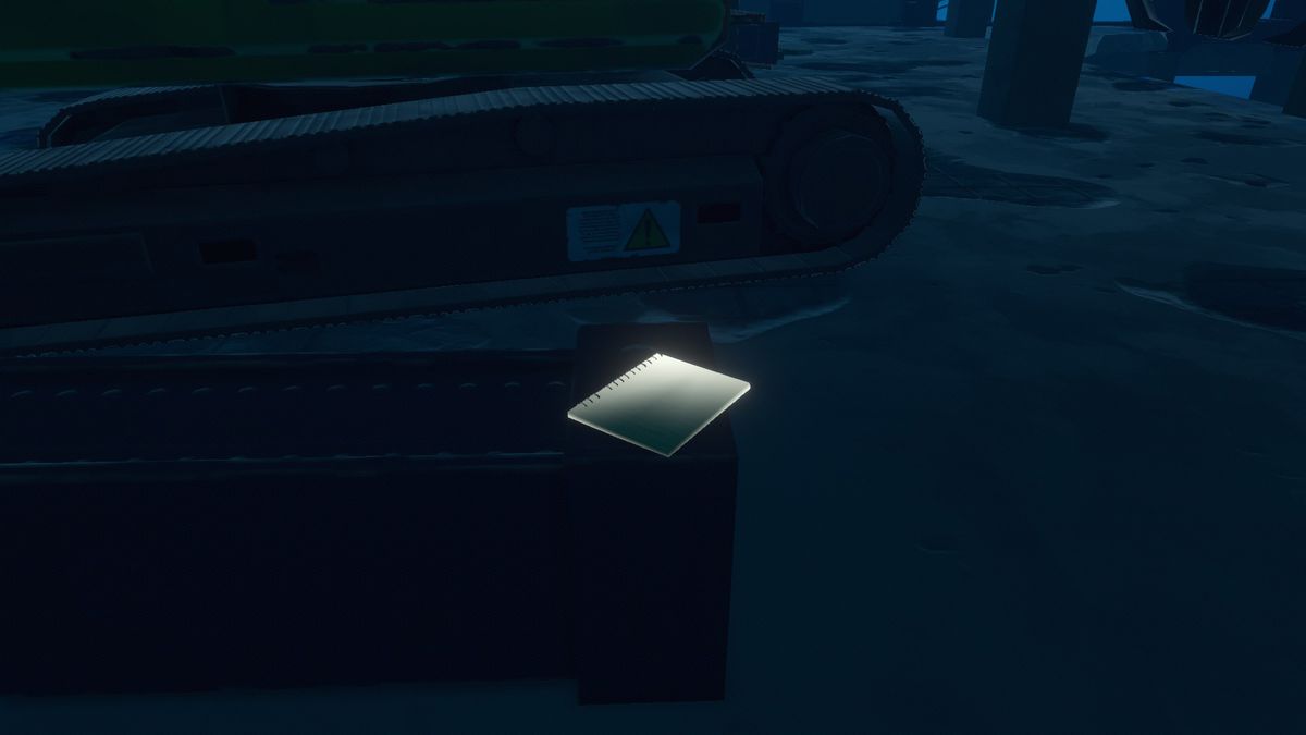 Una nota su un pezzo di scarto di metallo vicino a una piccola gru