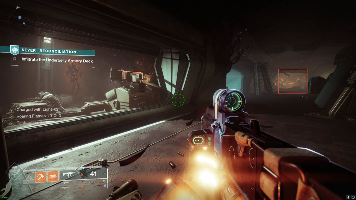 Un Guardiano guarda nei corridoi con Crow in Destiny 2