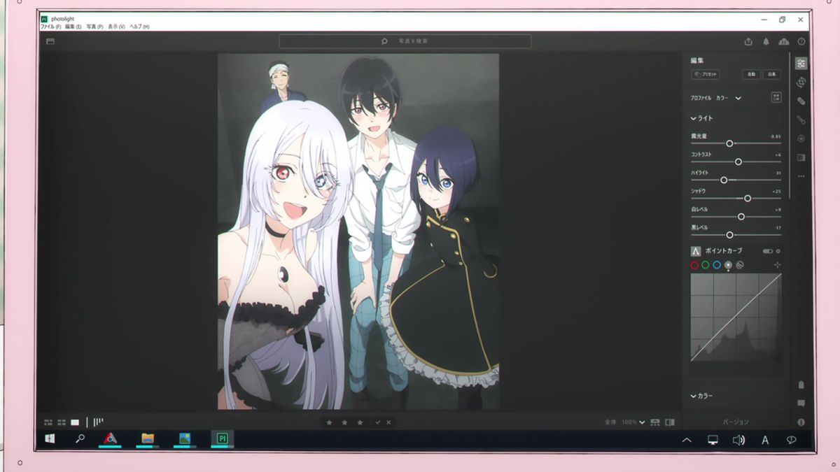 Un selfie di diversi personaggi cari di My Dress-Up, nel software di fotoritocco all'interno dell'episodio.