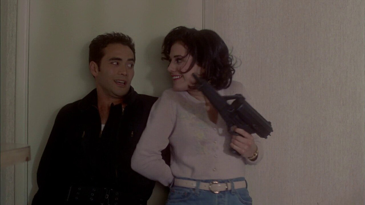Mark Dacascos e Brittany Murphy con in mano un uzi in Drive.