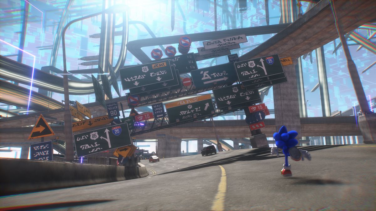 Sonic the Hedgehog attraversa un'autostrada affollata in un livello Cyber ​​Space di Sonic Frontiers