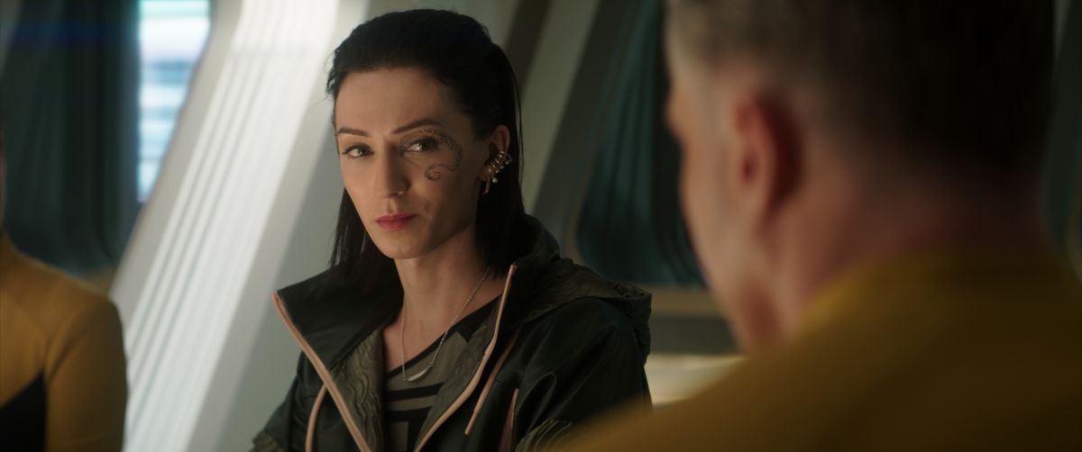 Il dottor Aspen guarda Pike in Star Trek: Strange New Worlds