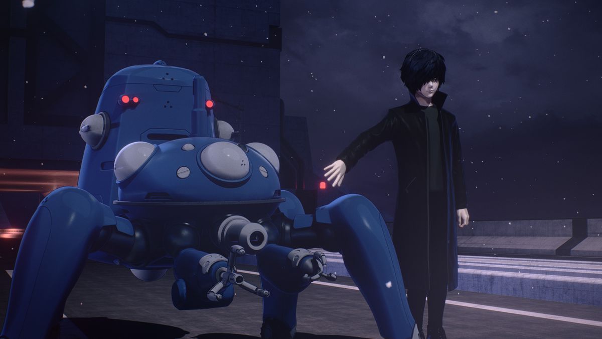 Takashi in piedi accanto a un robot carro armato Tachikoma in Ghost in the Shell: SAC_2045.