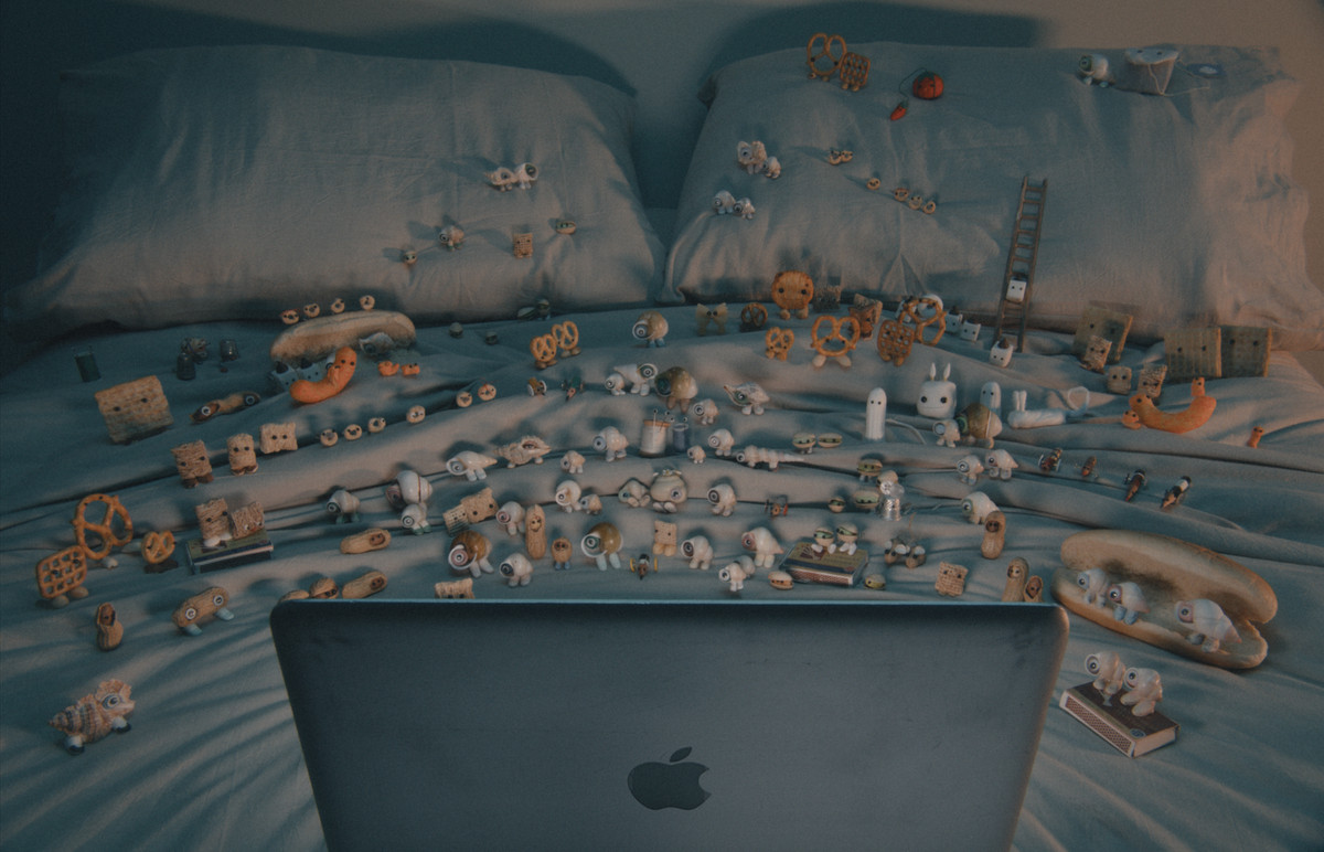 Una folla di snack, conchiglie e altri oggetti in stop-motion con gli occhi finti in Marcel the Shell With Shoes On