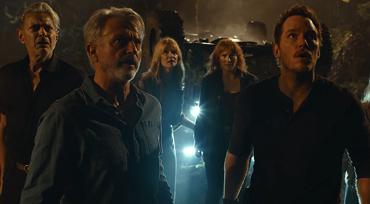 Jeff Goldblum, Sam Neill, Laura Dern, Chris Pratt e Bryce Dallas Howard fanno tutti del loro meglio di Steven Spielberg, meravigliato o forse horror, in una posa fuori campo