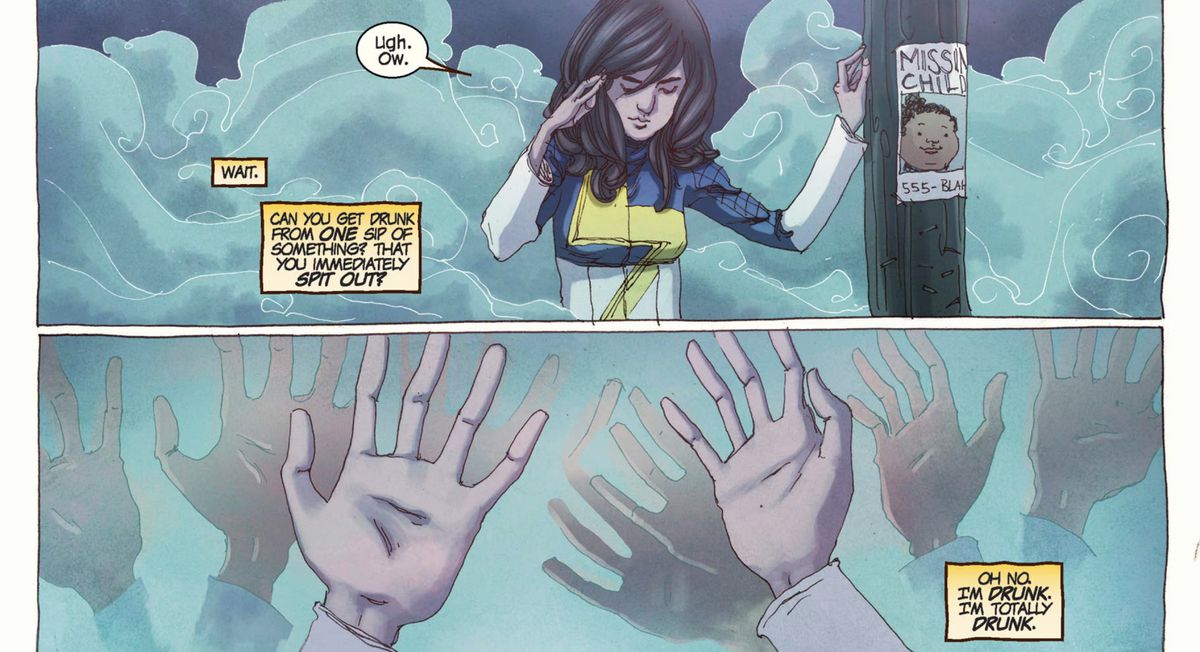 Kamala Khan si ferma, distratta, da un palo del telefono, mentre le nebbie vorticose la circondano. “Oh no,” agita le mani davanti al viso.
