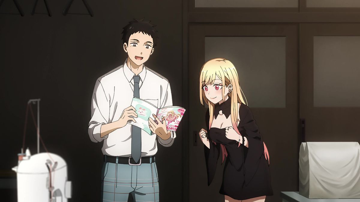 Marin e Gojo guardano eccitati insieme una rivista di cosplay.