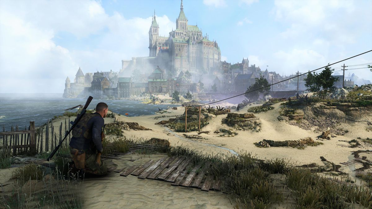 Karl Fairburne si accovaccia davanti alle spiagge con la bassa marea in Spy Academy in Sniper Elite 5