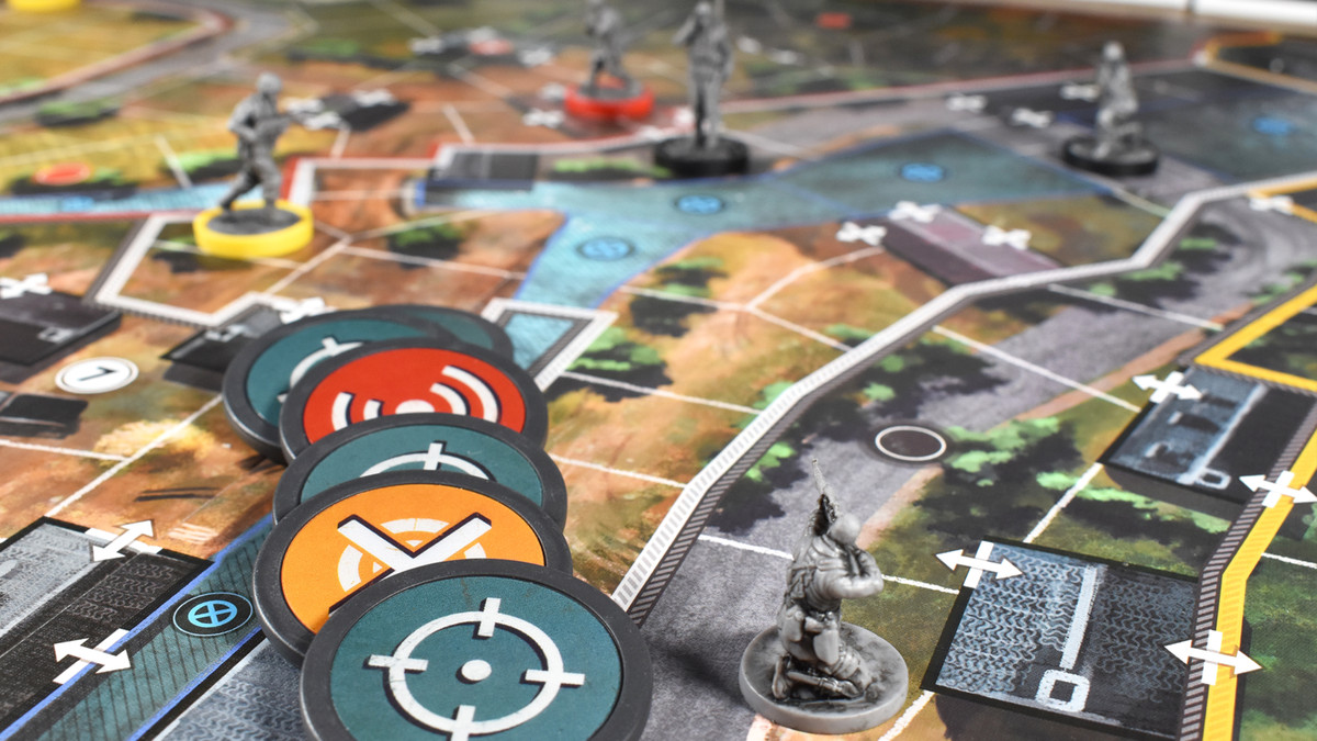 primo piano dei pezzi di gioco e del tabellone per Sniper Elite: The Board Game