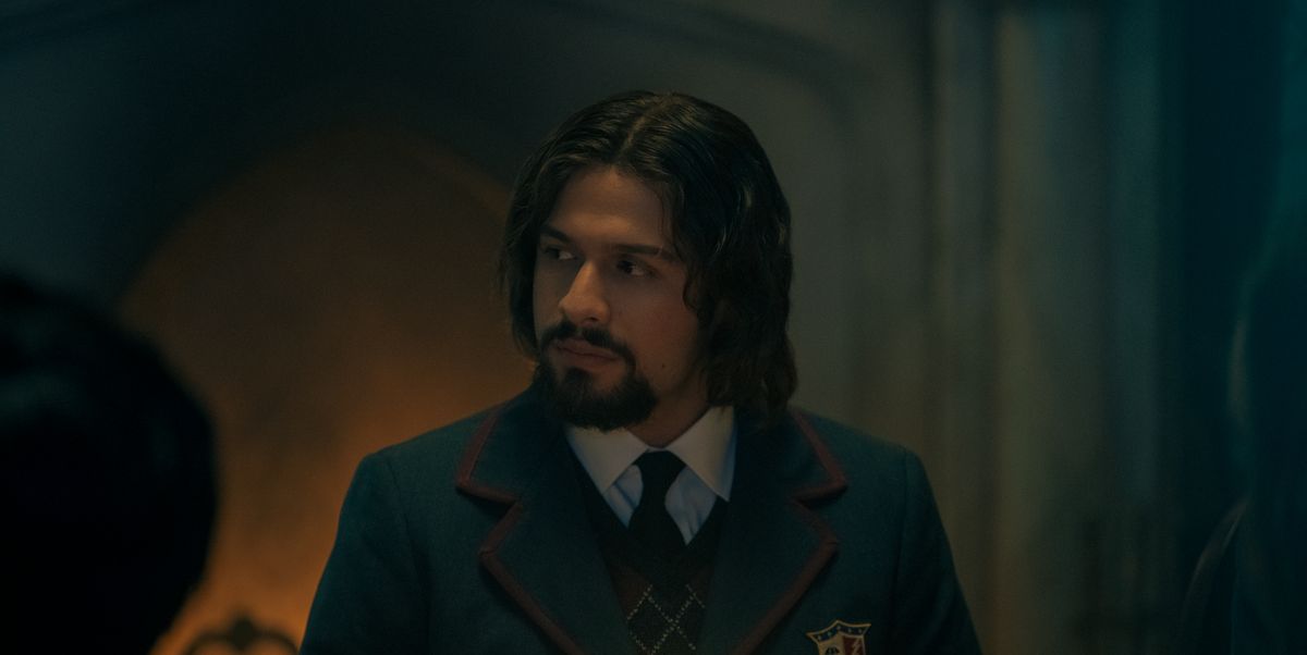 Diego seduto a un tavolo