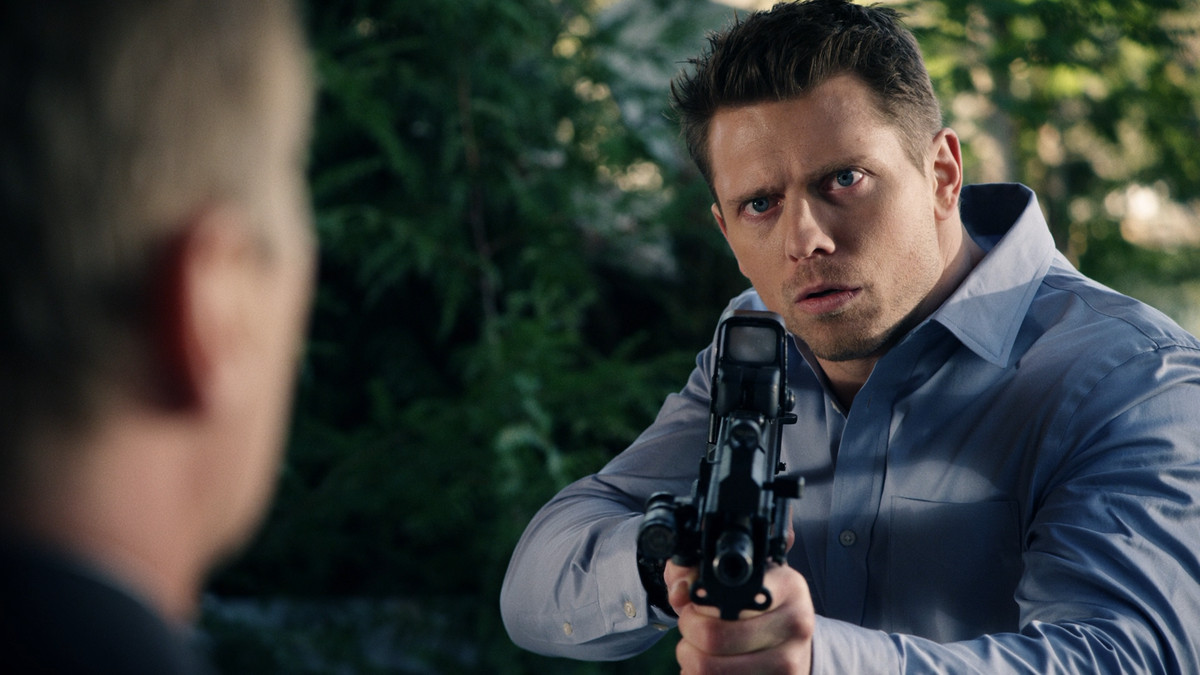 Il Miz impugna una pistola in The Marine 4: Moving Target