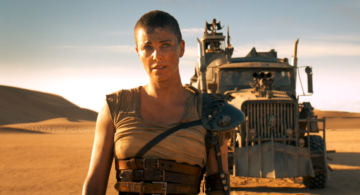 Furiosa in piedi davanti al suo camion in Mad Max: Fury Road