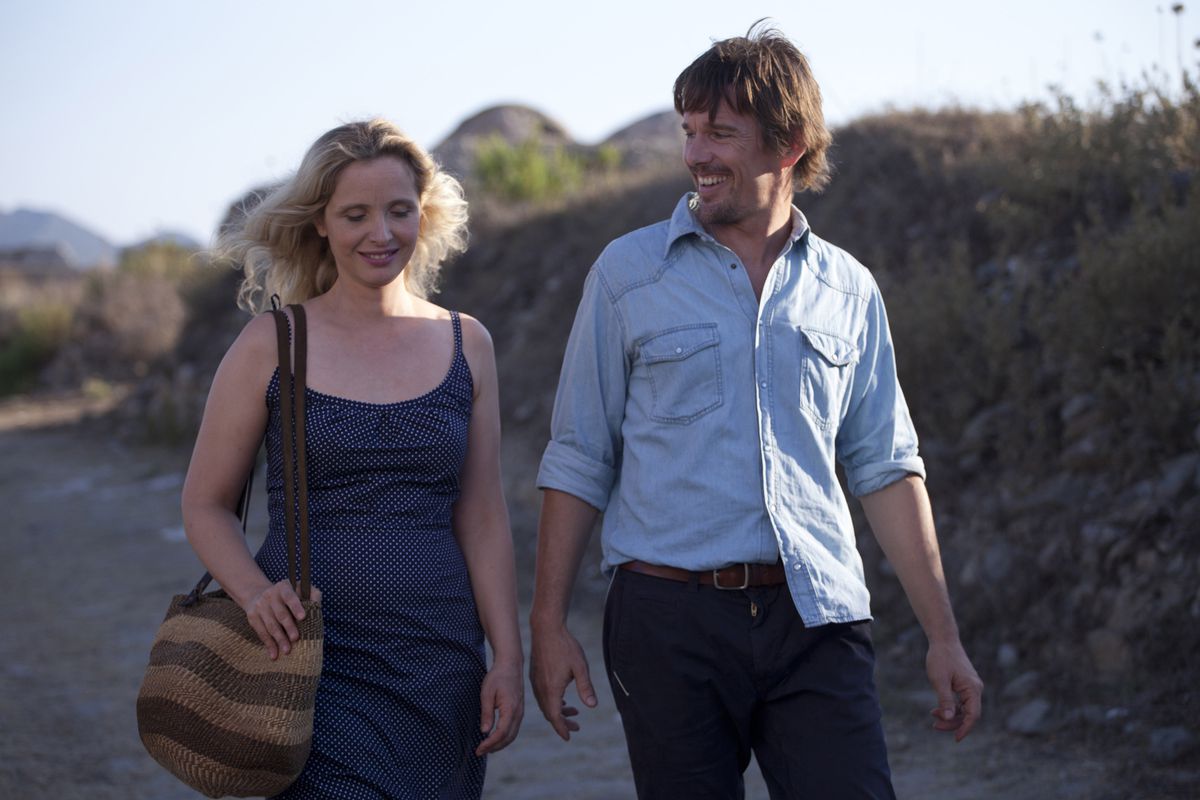 Celine (Julie Delpy) e Jesse (Ethan Hawke) camminano insieme e sorridono in Prima di mezzanotte.