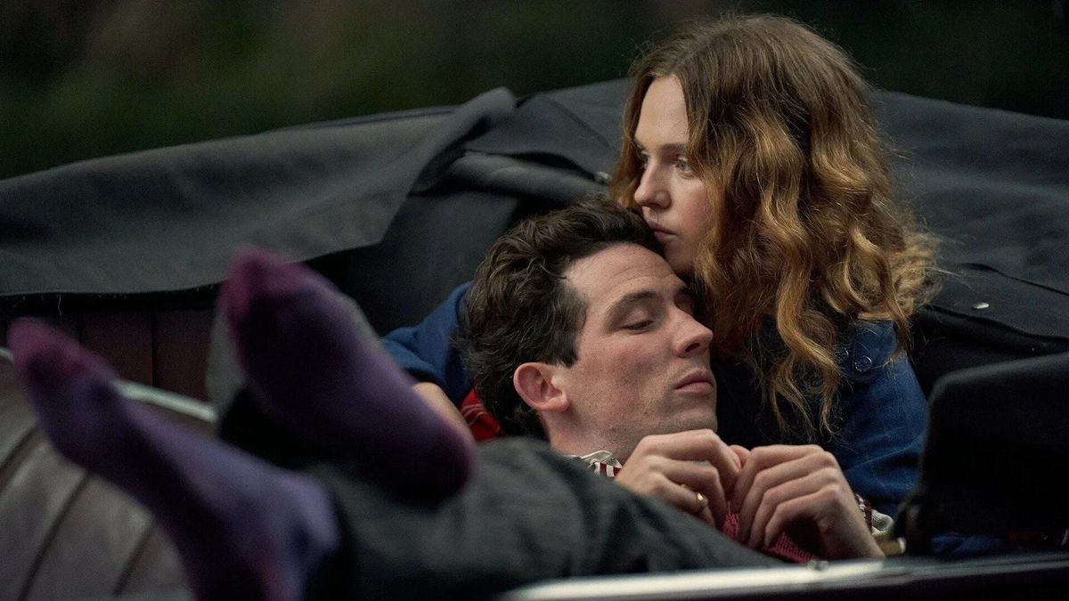 Una coppia si coccola nel retro di un'auto in Mothering Sunday.