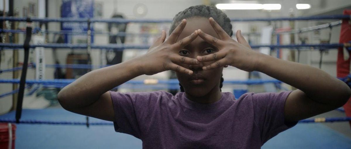 Royalty Hightower guarda attraverso le sue dita davanti a un ring di pugilato in The Fits.