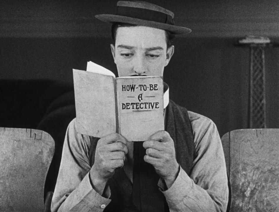 Buster Keaton legge un libro intitolato