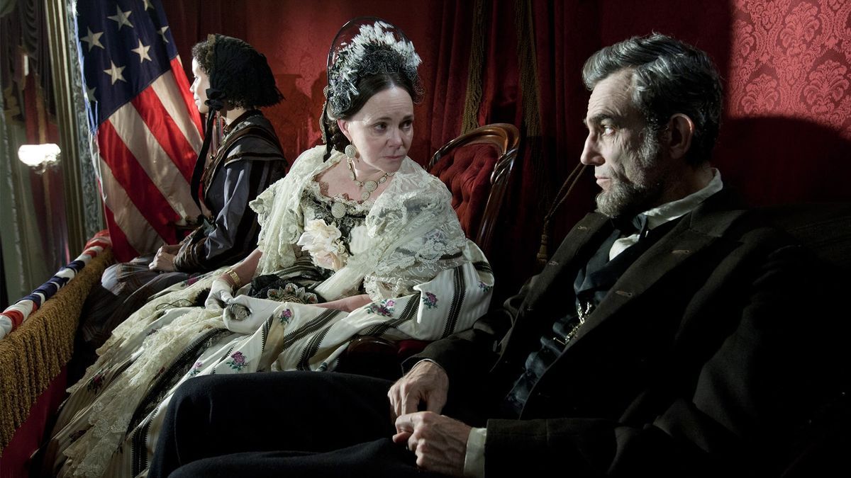 Daniel Day-Lewis e Sally Field assistono a uno spettacolo insieme a Lincoln.
