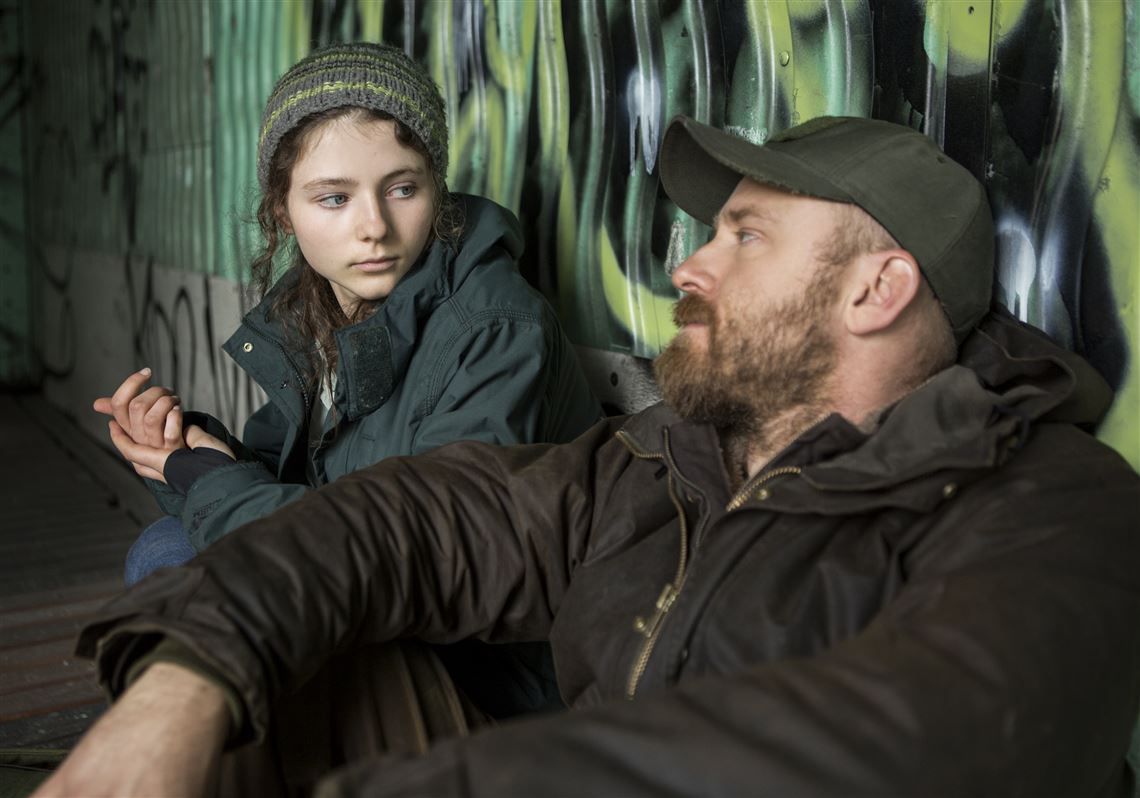 Thomasin McKenzie e Ben Foster in Non lasciare tracce.