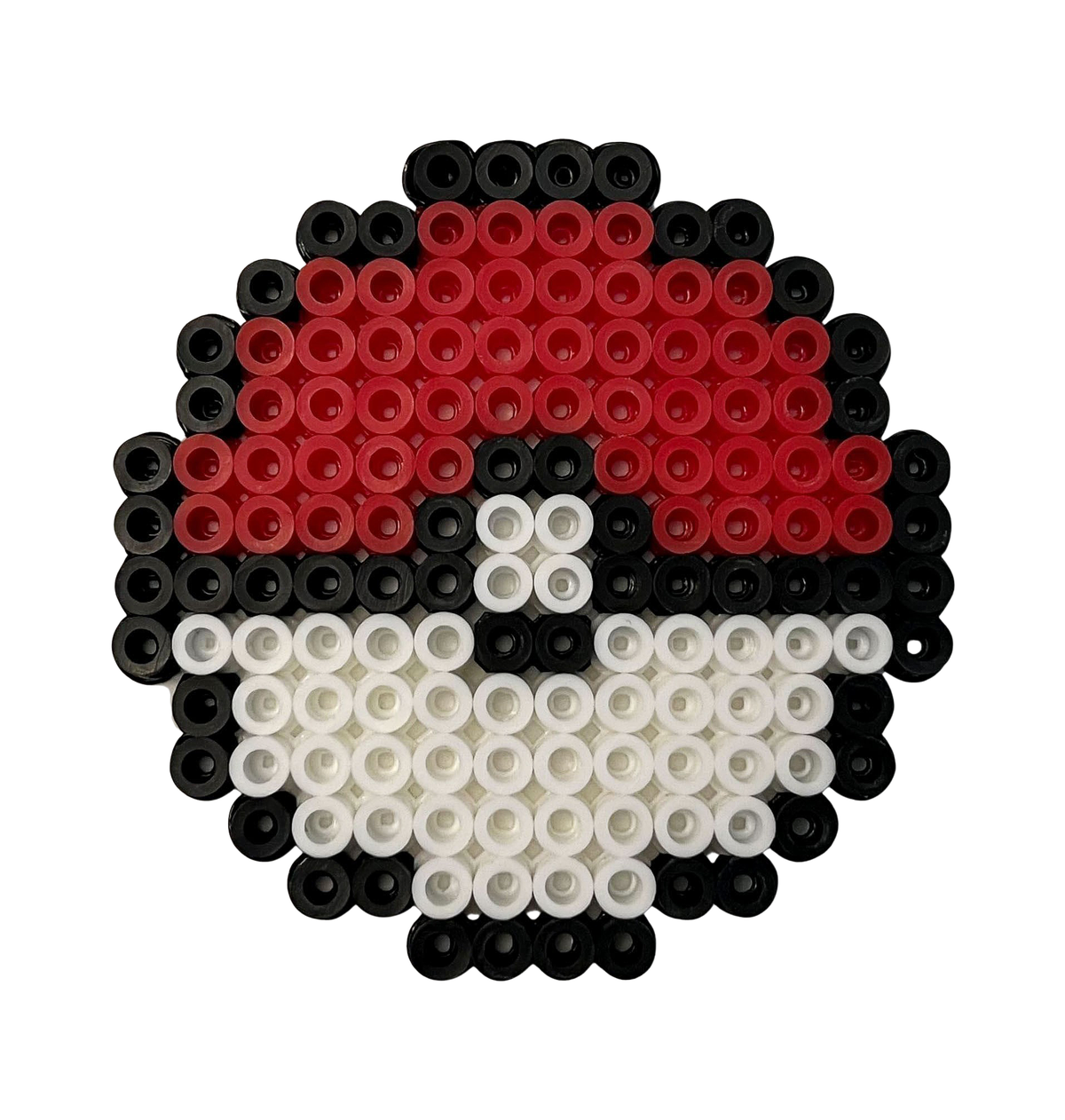 una foto di una pokeball realizzata con perline perler