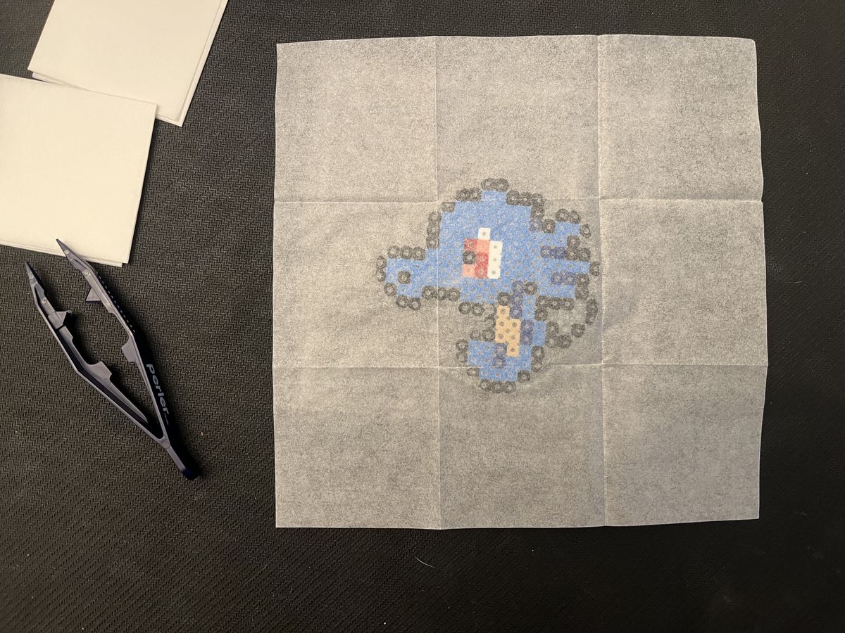 l'immagine di un cavallo dietro un pezzo di carta semitrasparente