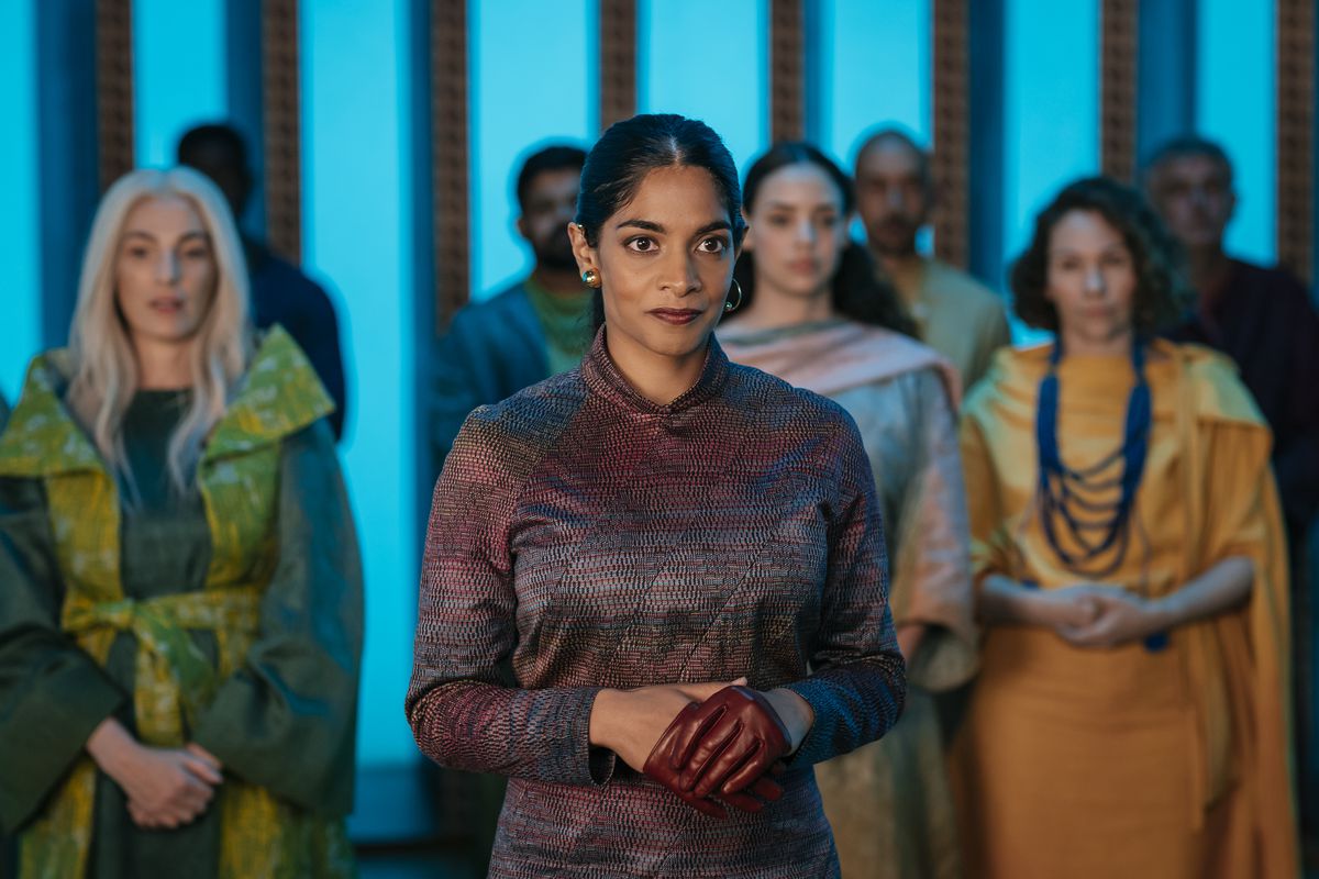 Un gruppo di Mooners in piedi e in attesa