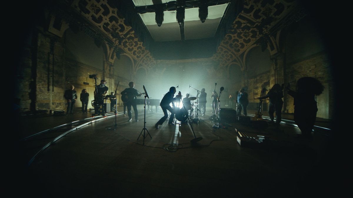 Nick Cave e Warren Ellis si esibiscono in This Much I Know To Be True.