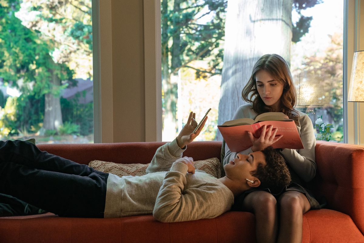 Jordan Fisher nei panni di Aiden e Talia Ryder nei panni di Clare in Hello, Goodbye, and Everything In Between.