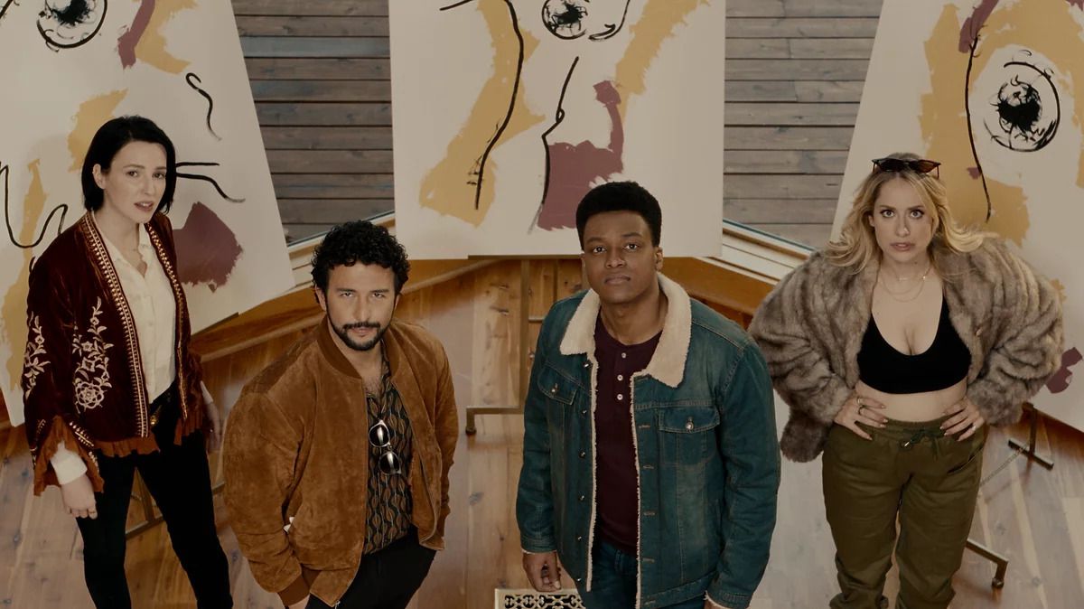 Quattro persone guardano in alto con dipinti astratti sullo sfondo