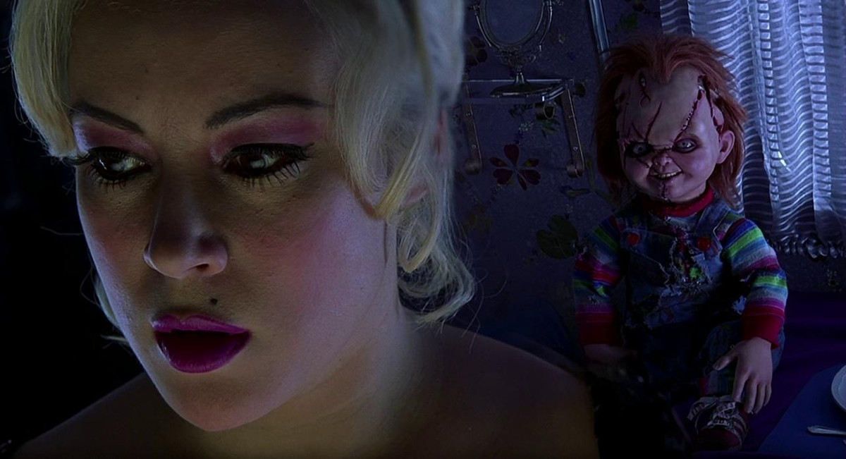 Jennifer Tilly magnificamente in primo piano davanti a Chucky in La sposa di Chucky.