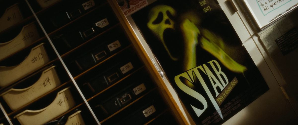 Un poster del franchise di film Stab in Scream 4