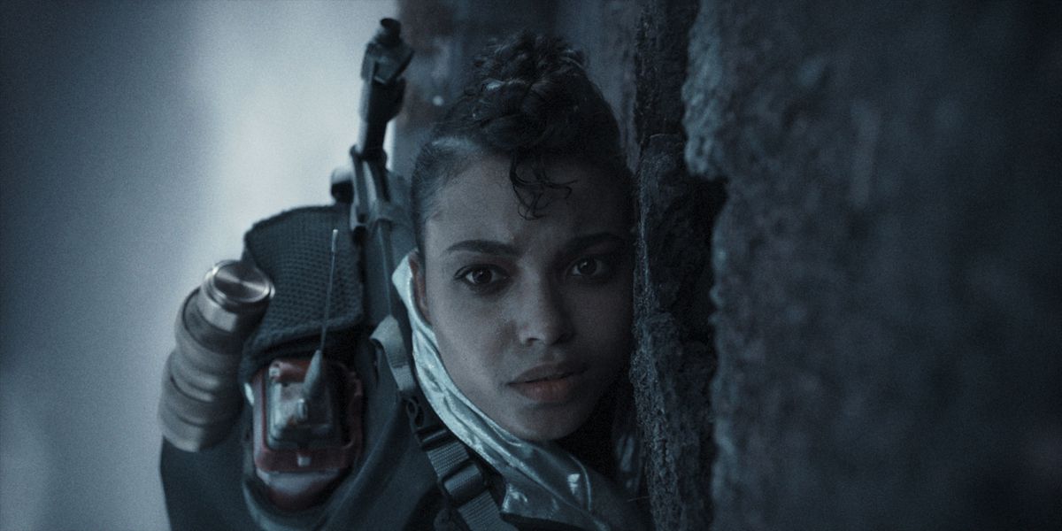 Jade giace a terra ma la visuale è girata, quindi è verticale